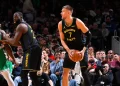 Porziņģim 11 punkti atgriešanās spēlē Bostonā, “Warriors” cieš sakāvi