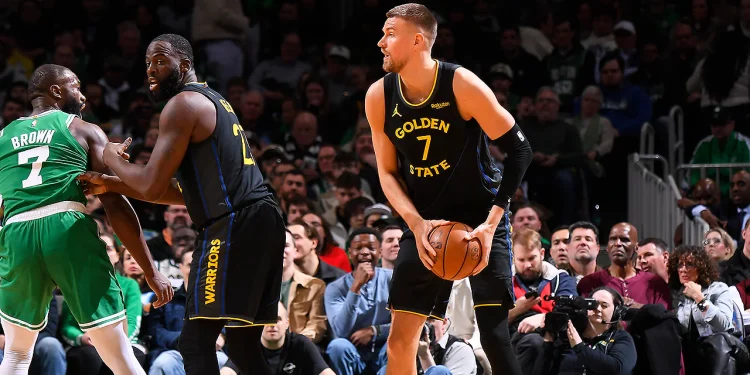 Porziņģim 11 punkti atgriešanās spēlē Bostonā, “Warriors” cieš sakāvi