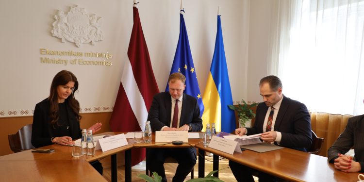 Parakstīts memorands par investīciju veicināšanu transporta un loģistikas nozarē Latvijā