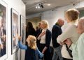 Galerija: Pērnavā atklāta igauņu–somu fotoizstāde “Ja drēbes varētu runāt…”