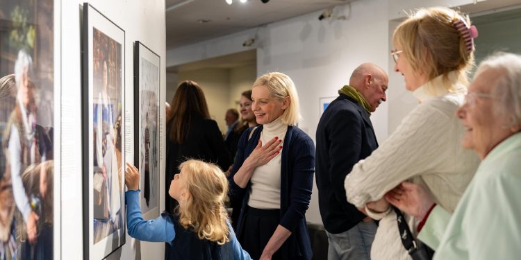 Galerija: Pērnavā atklāta igauņu–somu fotoizstāde “Ja drēbes varētu runāt…”