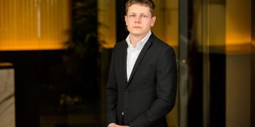 Jūlijs finanšu tirgos: ģeopolitiskā spriedze dzen naftas cenas augšup, tehnoloģiju akciju izpārdošana satricina Āziju