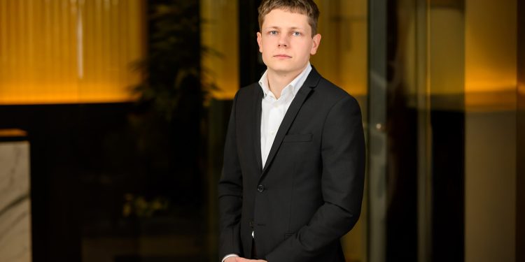 Jūlijs finanšu tirgos: ģeopolitiskā spriedze dzen naftas cenas augšup, tehnoloģiju akciju izpārdošana satricina Āziju